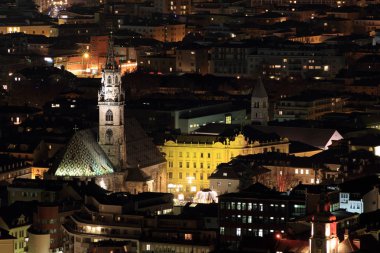 Bolzano, İtalya - 12 22 2011: Bolzano merkezinin panoramik gece görünümü