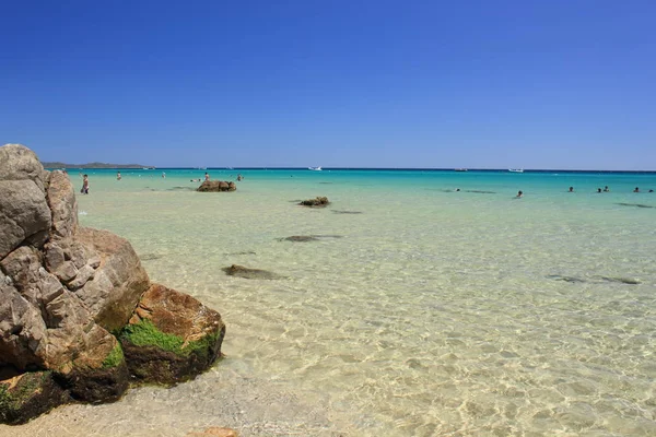 Costa Rei Beach mistral rüzgar ile deniz tutmak sakin ve renkler Parlatıcı