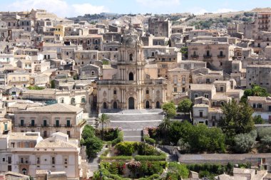 Modica, İtalya - 09 05 2012: Geniş görüş Modica San Giorgio Katedrali ile