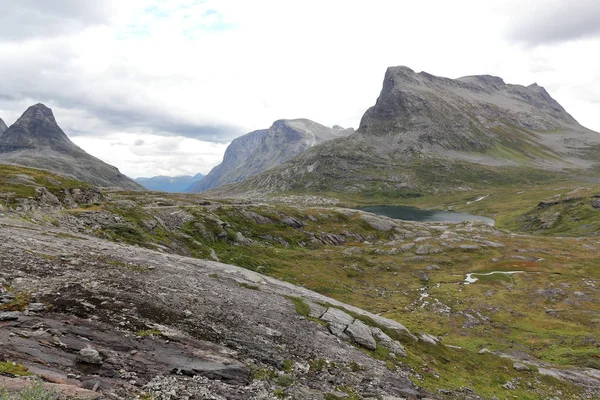 Norveç 'teki Trol Bayramı yakınlarındaki Endülüs' te vahşi bir manzara.