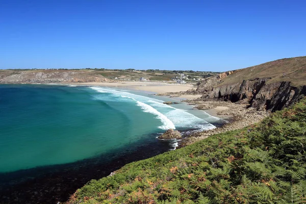 Plage de la Baie des Trepas Plajı. Pointe du Raz arka planda Fransa 'da.