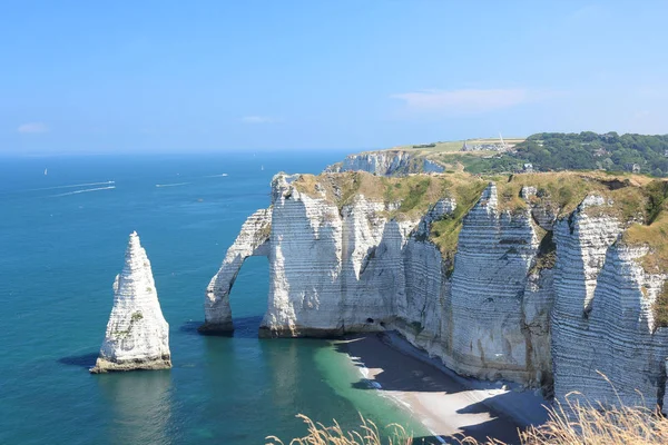 Etretat 'ta güneş ışığında beyaz bir uçurum