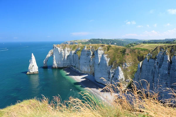 Etretat 'ta güneş ışığında beyaz bir uçurum
