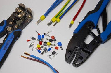 Araç ve Gereçleri sıyırma ve sıkma telli elektrik telleri ipuçları için