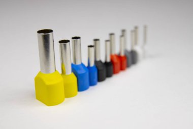 Sıkma çok renkli metal-plastik ipuçları elektrik telleri elektrik panoları yüklemesinde kullanılan telli