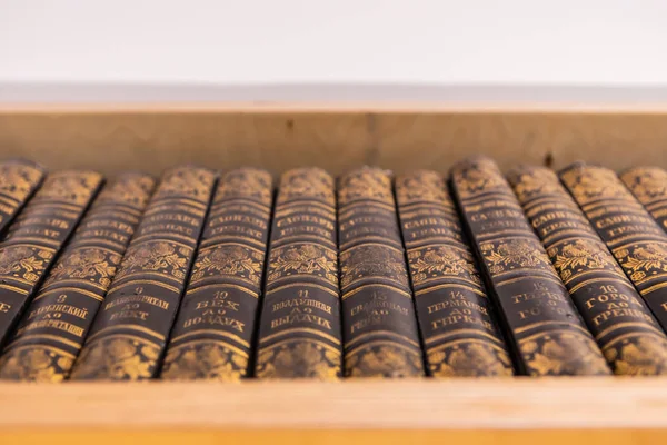 Güzel Vintage ansiklopedi kitaplar kütüphane, aşağıdan yukarıya görünümü içinde Bookshelf