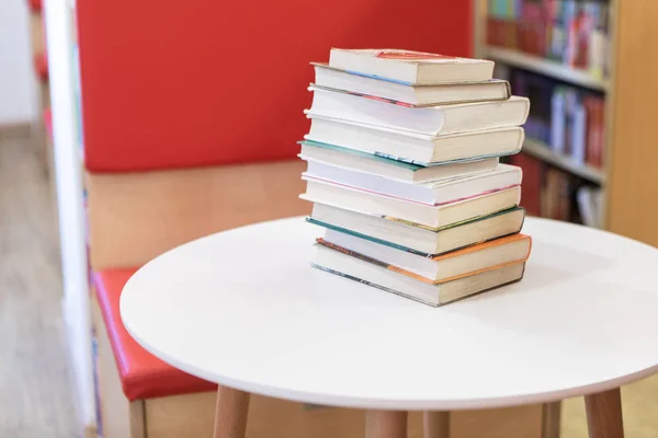 Kitap yığını beyaz Resepsiyon ve bulanık kitaplık Kütüphane odası, eğitim kavramı arka planda üzerinde