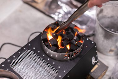 Nargile Sunucu Garson Shifts Kömür Metal Maşa ile Shifts Için Kömürlerin Ateşleme için Elektrikli Soba. Nargile için Equioment