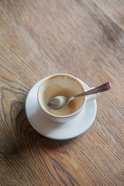 İçecek gün ışığında ahşap bir masaüzerinde duruyor sonra boş kahve fincanı üst görünümü kapatın