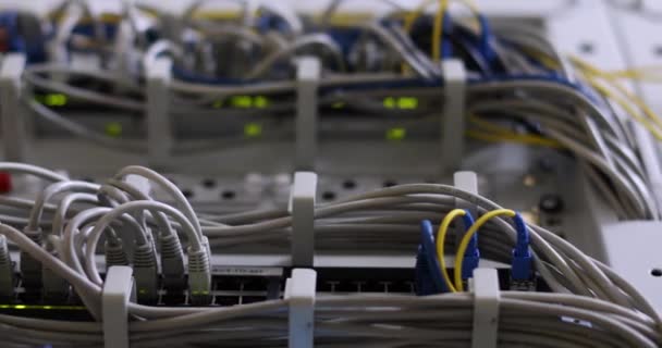 Schwenken entlang der Serverschränke im High-Tech-Internet-Rechenzentrumsraum — Stockvideo