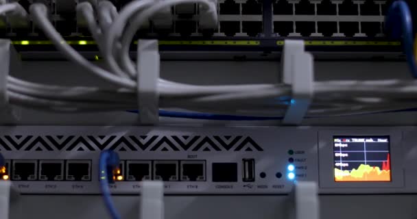 Sala de servidores del centro de datos de Internet de alta tecnología . — Vídeos de Stock