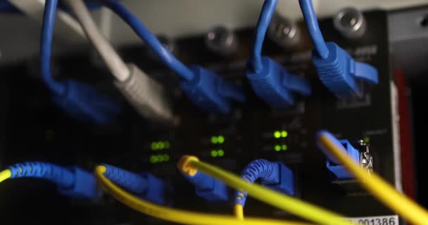 Sala de servidores del centro de datos de Internet de alta tecnología . — Vídeo de stock