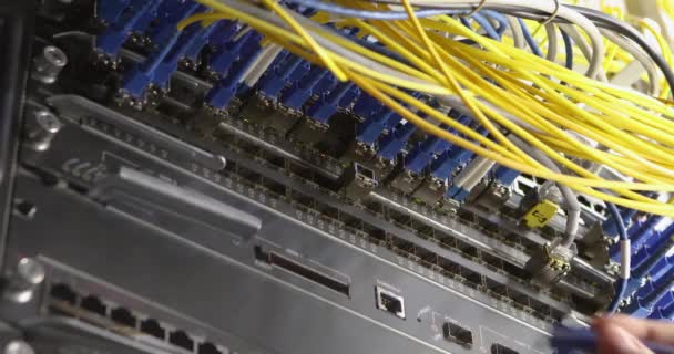 Ruce síťového inženýra pracující v serverovně — Stock video
