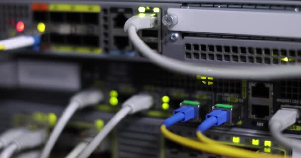 Serverruimte van High Tech Internet Data Center. — Stockvideo