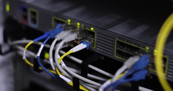 Sala de servidores del centro de datos de Internet de alta tecnología . — Vídeo de stock