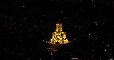 Tiflis, Georgia. Urban Night Cityscape 'te. Akşam Gecesi Şehir Merkezi Hava Manzarası.