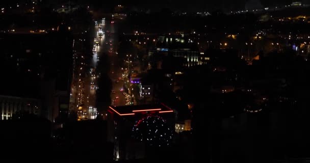 Tiflis, Georgia. Urban Night Cityscape. Vista aérea panorámica nocturna del centro de la ciudad . — Vídeos de Stock