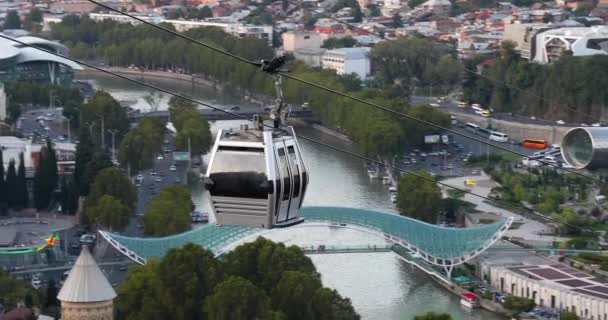 Funivia sulla città in Georgia, Tbilisi., Ascensore Trasporti persone in altezza . — Video Stock