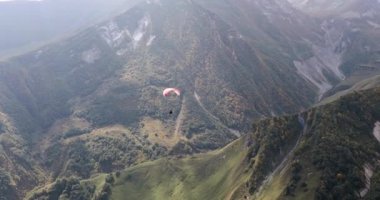 Yazın dağların üzerinden uçan paraglider. Kafkasya 'da Olağanüstü Spor. 