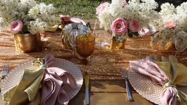 Díszített ünnepi asztal megállapított nyári kerti party — Stock videók