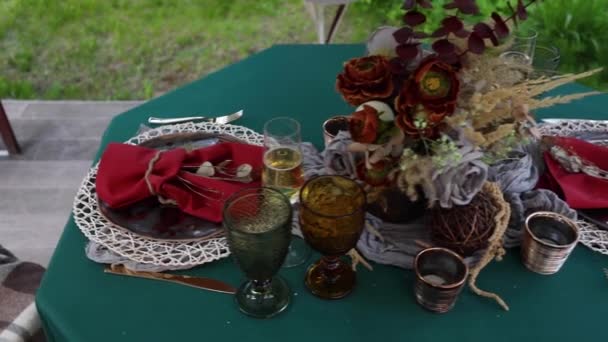 여름 웨딩 피크닉을 위해 마련 된 장식 된 축제용 식탁 — 비디오
