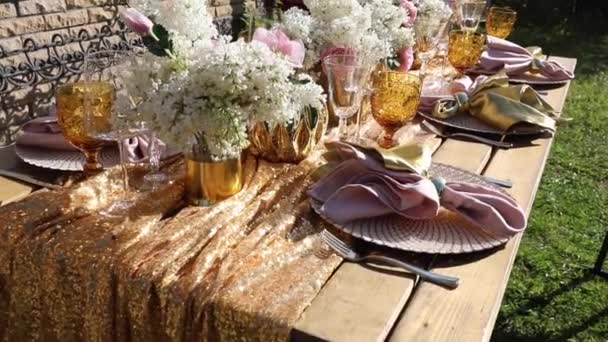 Table de fête décorée posée pour la fête de jardin d'été — Video