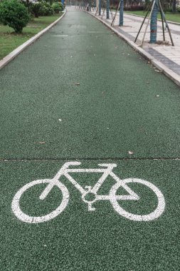 bisiklet için yeşil bisiklet yolu, geçit yanında