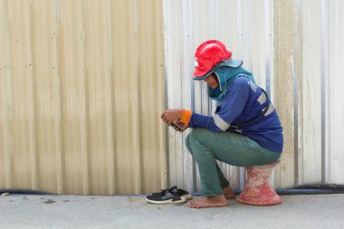 Bangkok / Tayland - 26 Mart 2019: Bir işçi telefonla dinlenme zamanı var