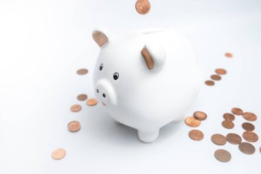 Sparschwein wei mit Geldmnzen fliegend