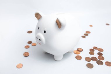 Sparschwein wei mit Geldmuenzen