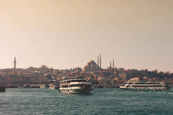 Feribot Tekne Yüzen Altın Boynuz Istanbul Fotoğrafı — Stok fotoğraf