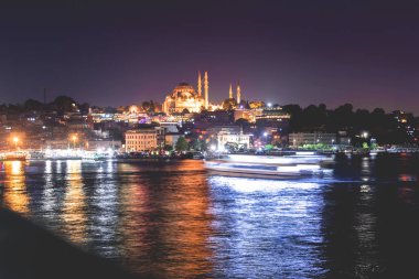 Istanbul'da Golden horn gece fotoğrafı