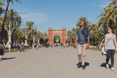 Barcelona İspanya'yürüyen insanlar