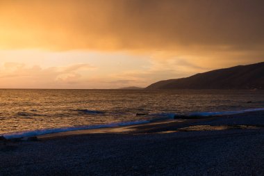 Rusya'da sahilde günbatımı