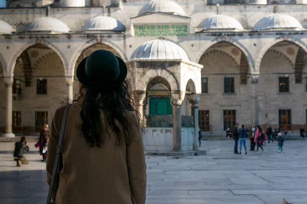 Bir Kız Istanbul Cami — Stok fotoğraf