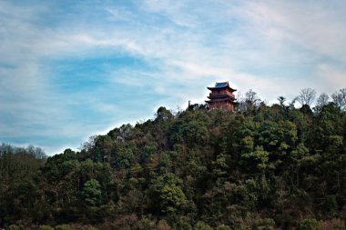 Bir tepenin tepesinde Çin pagoda, Çin kulesi, Çin mimarisi.