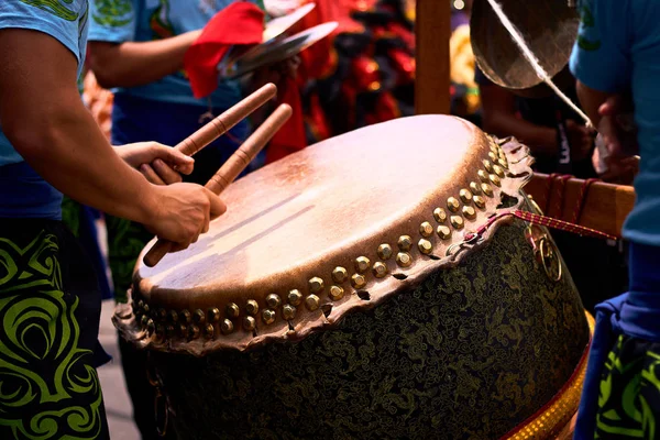 Kerl Spielt Große Trommel Chinesische Trommel Chinesische Neujahrsfeier lizenzfreie Stockfotos