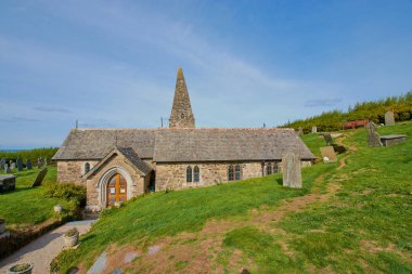 12. yüzyılda St Enodoc kilise Trebetherick şair Ödülü sahibi efendim John Betjeman ebedi istirahat yeri olduğunu. Cornwall İngiltere