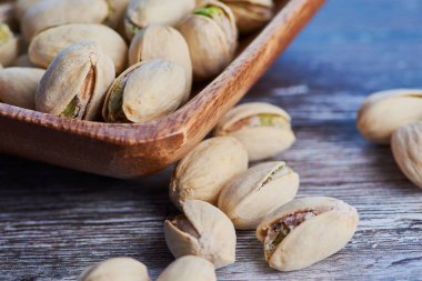 ahşap yüzey üzerinde ahşap bir kase fıstık makro fotoğraf