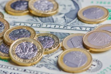 bir dolar faturaları bir Euro ve bir İngiliz Lirası paraları ile