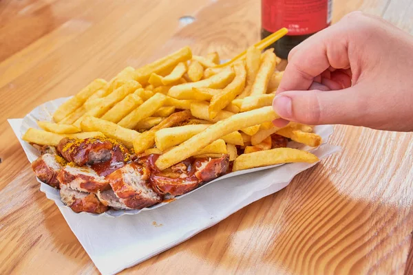 Dita che prendono patatine fritte con Currywurst — Foto Stock