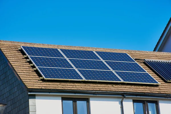 Photovoltaic power plant on a British house — Stock Photo, Image