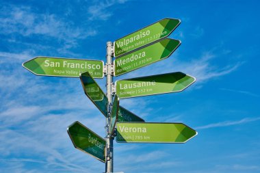 Mainz tabelasını yol ve mesafe San Francisco, Verona, Valparaiso, Verona, Mendoza, Bordeaux gibi şehirlere ile mavi gökyüzü karşı