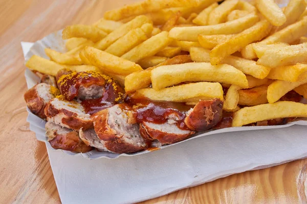 Salsiccia Currywurst Tedesca Con Ketchup Curry Patatine Fritte Tavolo Marrone — Foto Stock