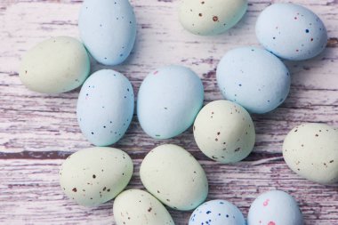 badem yumurta beyaz arka plan