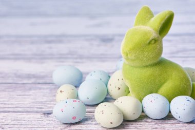 Paskalya tavşanı badem yumurta beyaz arka plan ile