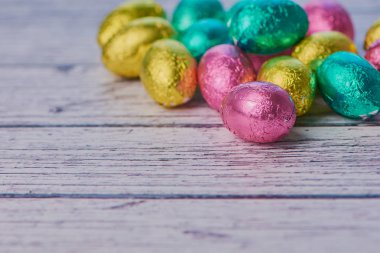 beyaz zemin üzerine çikolata yumurta