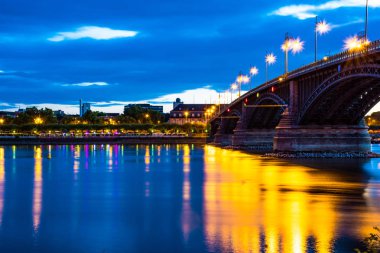 Theodor Heuss köprü gece