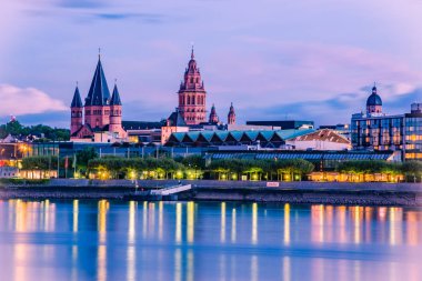 Mainz cityscape renkli resimde mavi saat