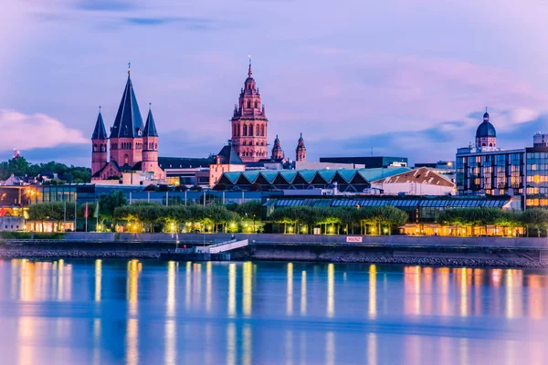 Mainz cityscape renkli resimde mavi saat